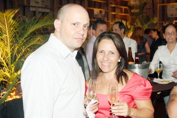 Um abraço especial neste domingo vai para a colega e amiga aniversariante Joelma Ospedal, editora-chefe do Comércio da Franca, e que está retornando dos Estados Unidos. Aprendemos a admirá-la pelo profissionalismo e amizade sincera. Com ela, o marido Ales